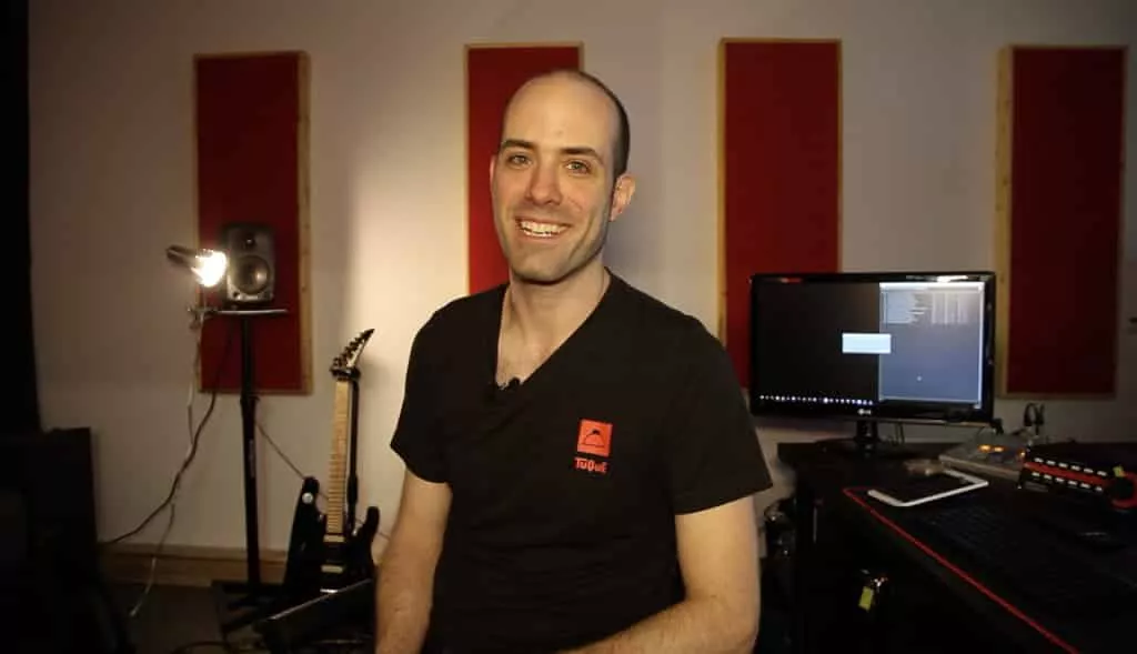 Il crée la musique et les sons des jeux vidéo!