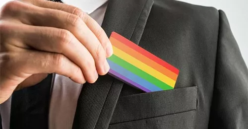 Devez-vous révéler votre homosexualité en entrevue ?