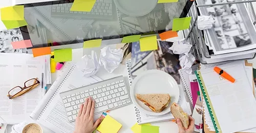 Voici tout ce que vous auriez trouvé sur votre bureau si vous l’aviez nettoyé!