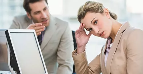 Comment faire face à un collègue au comportement dérangeant?