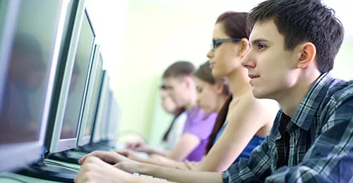 Premier emploi : les diplômés en informatique gagnent plus que prévu
