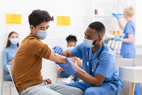 Vaccins en milieu de travail : un vrai casse-tête